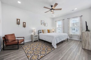 4 bedrooms, desk, free WiFi, bed sheets - Birdie Bungalow- Games, Beach Gear, Sleeps 10 (North Myrtle Beach)