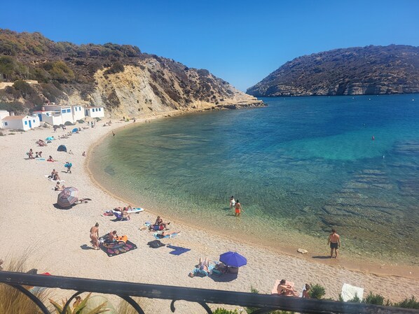 Chaises longues, serviettes de plage