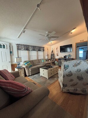 Smart TV, fireplace - Lakeview 3BR/2bath, linens & comp. limo-golf cart
Winter and Spring Availability (Surfside Beach)