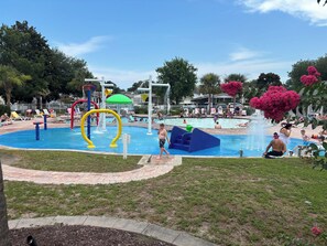 Una piscina techada, una piscina al aire libre