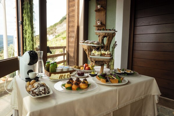 Free daily local cuisine breakfast - Locanda degli Ulivi (Mammola)