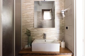 Habitación de lujo, balcón | Baño | Regadera, secadora de cabello, toallas, jabón 