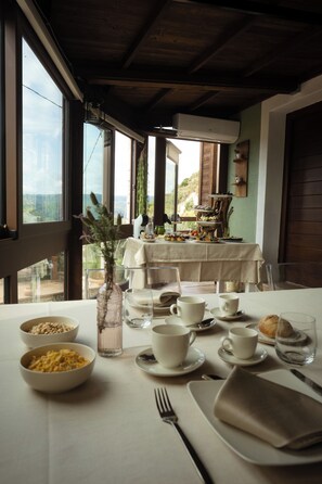 Desayuno típico de la región gratuito y diario