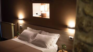 Camera Superior, balcone, vista collina | Una scrivania, postazione laptop