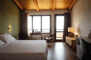 Habitación de lujo, balcón | Escritorio y espacio para trabajar con un portátil