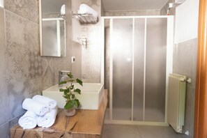 Chuveiro, secador de cabelo, toalhas de banho, sabonete