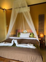 Decoración personalizada, escritorio y wifi gratis 