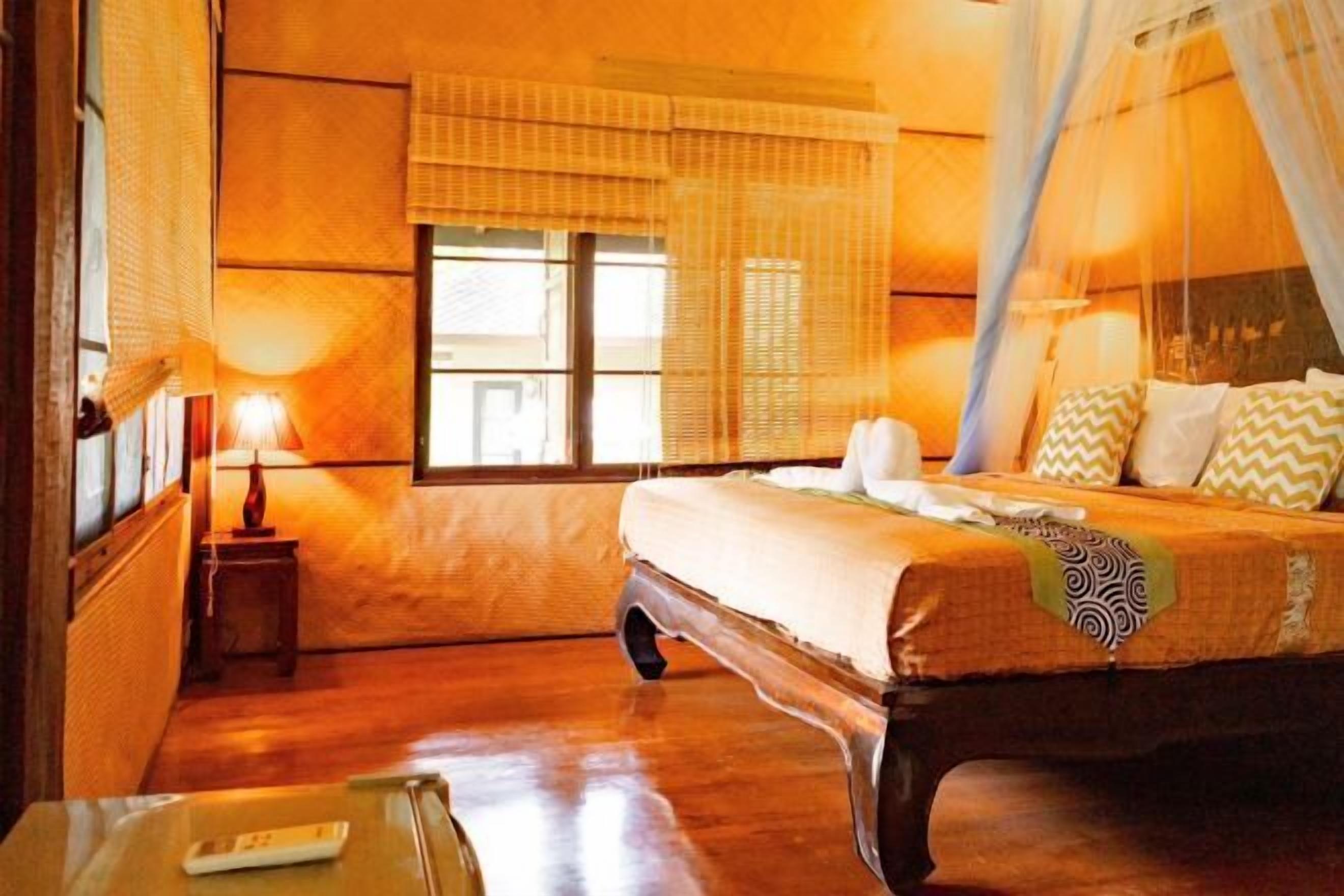 Individually decorated, desk, free WiFi