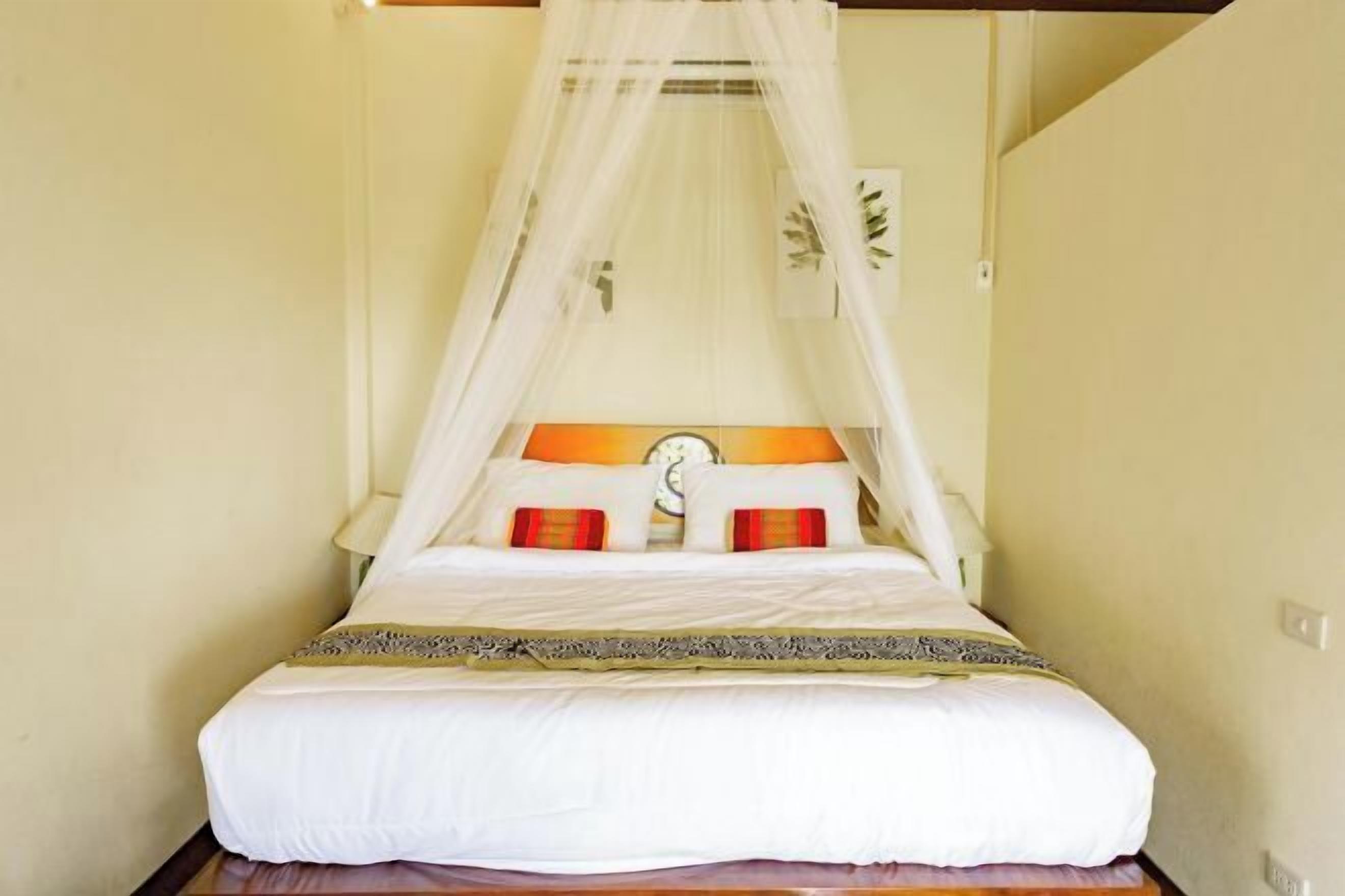 Individually decorated, desk, free WiFi