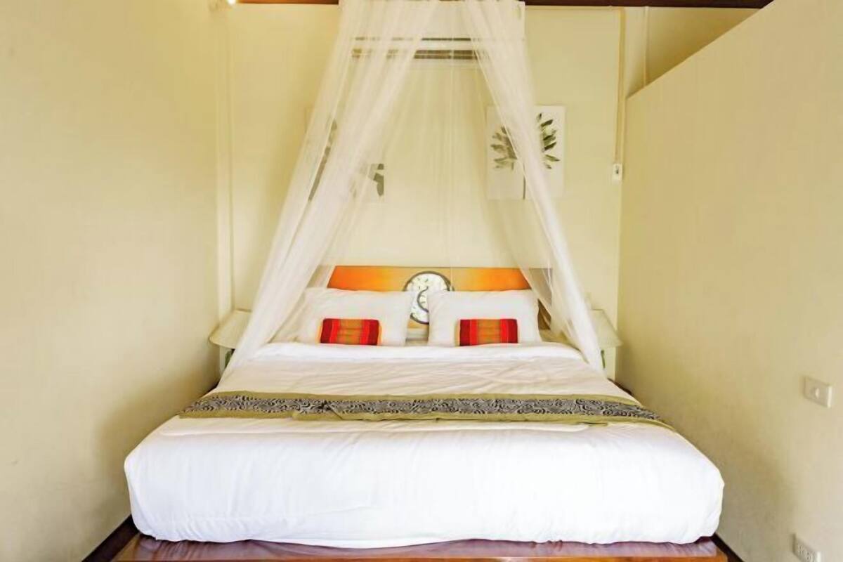 Individually decorated, desk, free WiFi