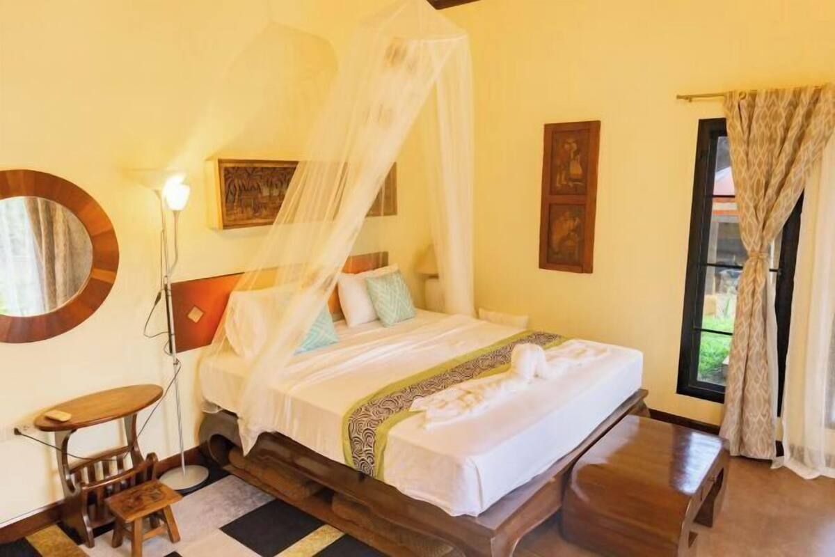 Individually decorated, desk, free WiFi