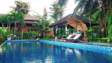 Una piscina al aire libre