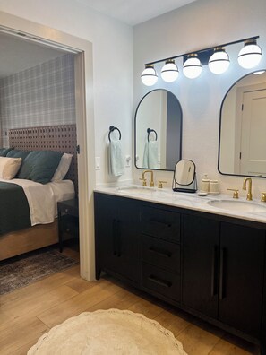 3 habitaciones, tabla de planchar con plancha, wifi y ropa de cama 