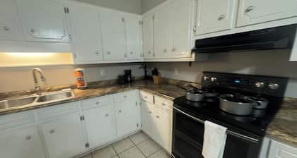 Charming 3-bedroom Cottage in Martinez with WiFi and AC