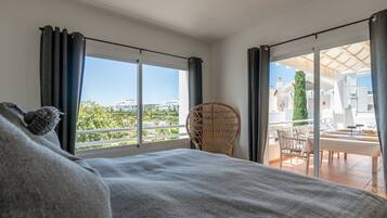 3 slaapkamers, een strijkplank/strijkijzer, gratis wifi, beddengoed