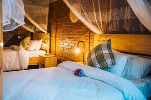1 bedroom, WiFi, bed sheets - Deluxe Double Room 3 at Rafiki Retreat (Arusha Region)