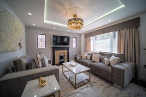 Stereo - 20 Guest Luxury Stay - Private Pool, Hot Tub & Gym. (Lytham St Annes)