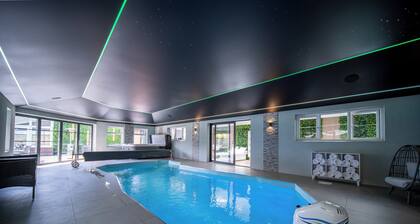 20 Guest Luxury Stay - Private Pool, Hot Tub & Gym.