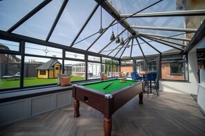 Game room - 20 Guest Luxury Stay - Private Pool, Hot Tub & Gym. (Lytham St Annes)