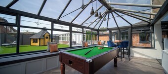 20 Guest Luxury Stay - Private Pool, Hot Tub & Gym.