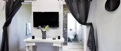 Dusch, hårtork, handdukar och tvål