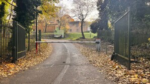 A gated entrance to a park with a sign indicating amenities such as a town hall, office buildings, and a lounge. - Spacious Sheffield Lodge (Sheffield)