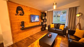 House | Living area | TV - Spacious Sheffield Lodge (Sheffield)