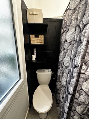 Douche, sĂšche-cheveux, serviettes fournies, savon