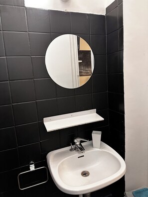 Shower, hair dryer, towels, soap - Charming - Studio Paris Buttes aux cailles (Paris)