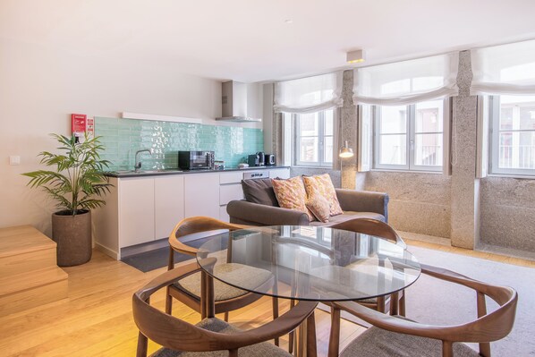 تناول الطعام داخل الغرفة