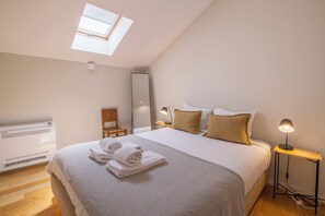 ستائر تعتيم ومكواة/لوح كي وواي فاي مجانًا