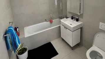 Sèche-cheveux, serviettes fournies, savon, papier toilette