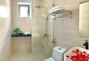 淋浴設備、吹風機、拖鞋、坐浴桶