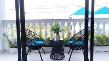 Family Room, 2 Queen Beds | Desk, soundproofing, free WiFi, bed sheets