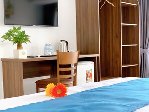 Desk, soundproofing, free WiFi, bed sheets