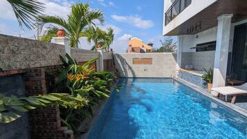 Una piscina al aire libre