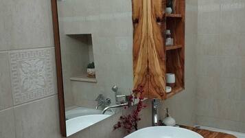 Asciugacapelli, bidet, asciugamani, sapone