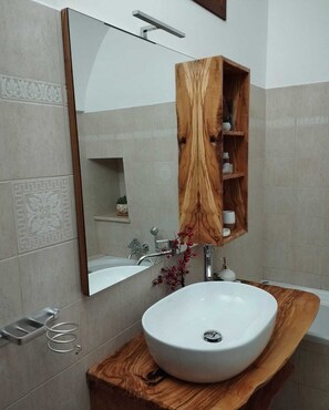 Asciugacapelli, bidet, asciugamani, sapone