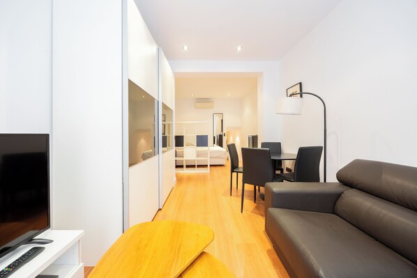 TV - Apartment near Prado Museum (Madrid)