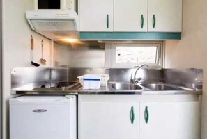 Køleskab, mikrobølgeovn, kogeplade, brødrister