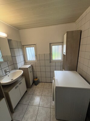 Ducha, secador de pelo, toallas y jabón