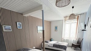 A modern bedroom with two beds, a cat tree, and a large window with curtains. - L'escapade du cheval blanc, 3 borders, secure parking  (Kembs)