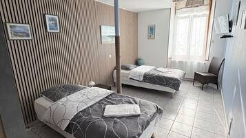 3 makuuhuonetta, työpöytä, silitysrauta/-lauta, vauvan matkasänky