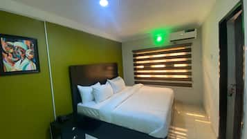 Habitación doble Confort, vista a la ciudad | Espacio para trabajar con laptop y wifi gratis