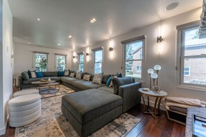 TV, peis, DVD-spiller og kontorer