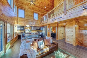 Smart TV, fireplace, video games, offices - 5-Star Mountain Views • Hot Tub • Blackstone • Game Room • Near Dollywood (Sevierville)