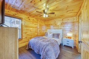 3 bedrooms, iron/ironing board, free WiFi, bed sheets - 5-Star Mountain Views • Hot Tub • Blackstone • Game Room • Near Dollywood (Sevierville)