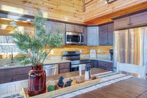 Coffee/tea maker, fridge, microwave, oven - 5-Star Mountain Views • Hot Tub • Blackstone • Game Room • Near Dollywood (Sevierville)