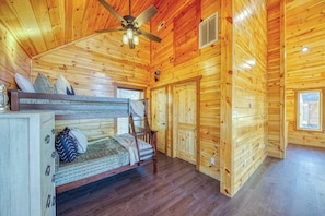 3 bedrooms, iron/ironing board, free WiFi, bed sheets - 5-Star Mountain Views • Hot Tub • Blackstone • Game Room • Near Dollywood (Sevierville)