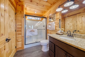 Douche, sèche-cheveux, serviettes fournies, savon